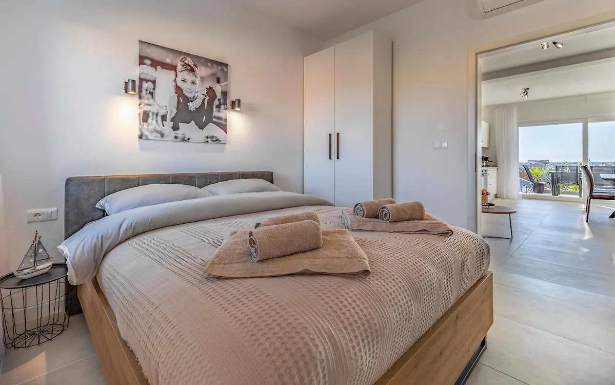 Villa Veluana Apartment 3 With A Balcony Pula