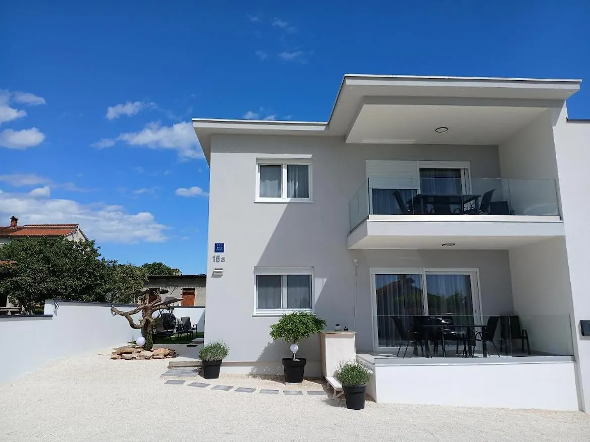 Villa Veluana Apartment 3 With A Balcony Pula
